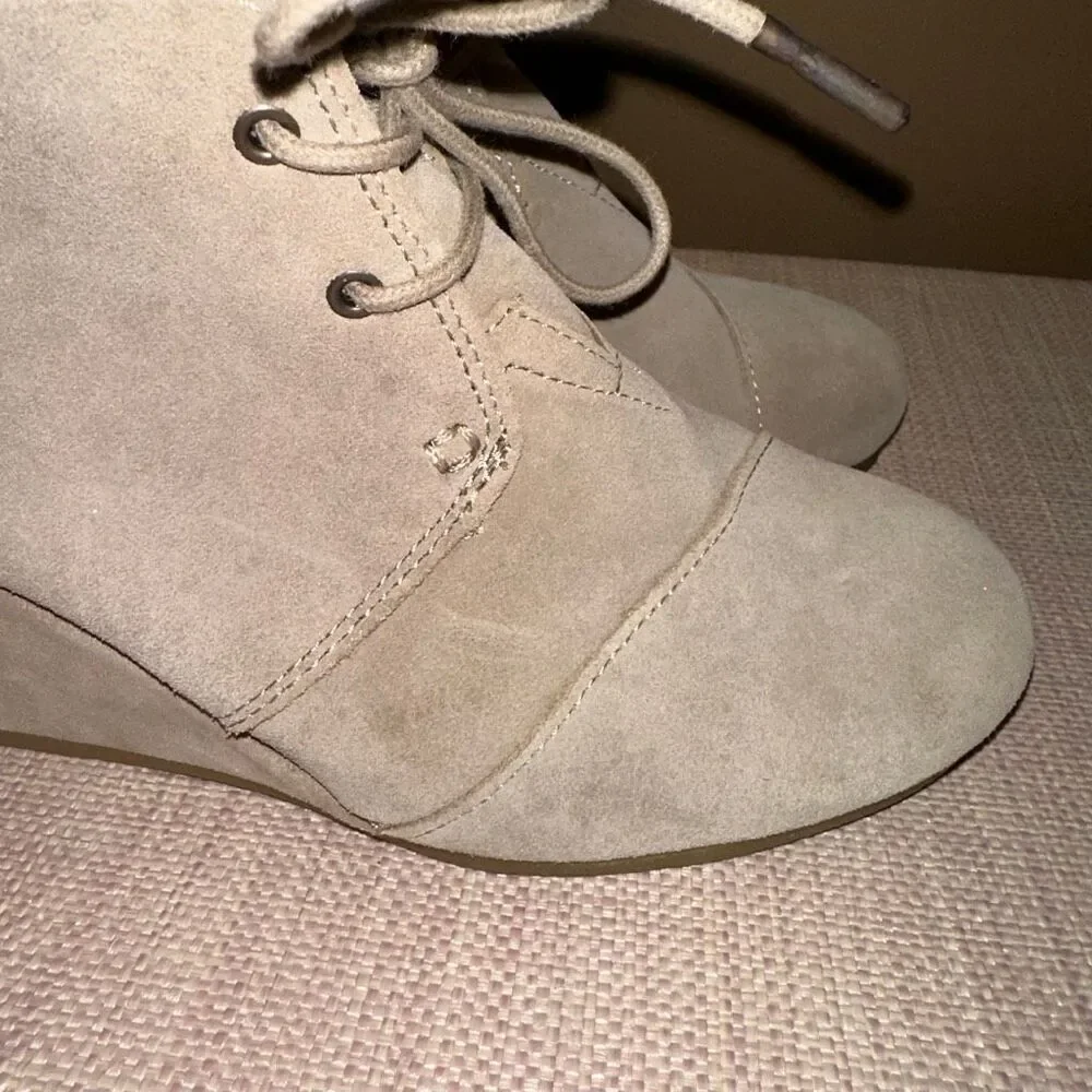 TOMS Womens Desert Shoe Wedge Heel Taupe Suede Size 9.5 EUC